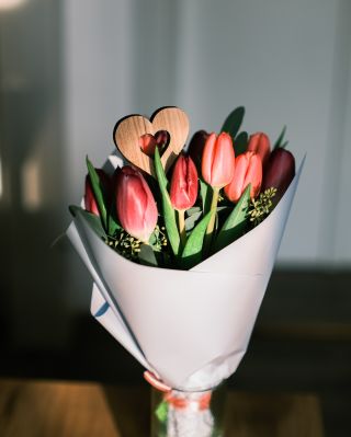 Valentýn se blíží! 💕💐 Překvapte svou drahou polovičku nádhernou kyticí, která řekne víc než tisíc slov. 🌹 Růže, tulipány...