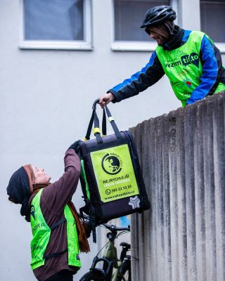 Čas oběda! ⏰ Co si dnes dáte dobrého? Naši kurýři jsou připraveni na značkách, aby vám dovezli to, na co máte dneska chuť 🥰